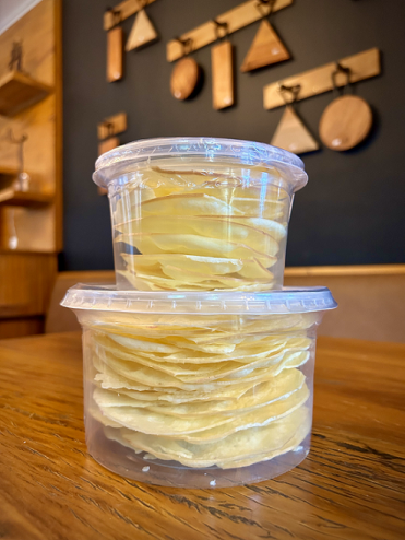 Queijo Provolone Desidratado em Fatias Finas e Crocantes